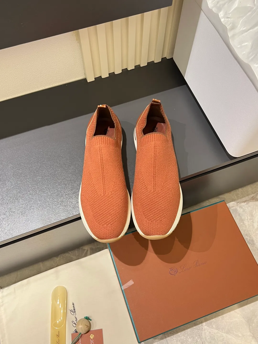 Men's Men's Shoes 💰p380 Loro Men's Shoes 💰piana/Noyo Piana 360 L Men's Shoes 💰p Flexy Walk Men's Sports Shoes These sports shoes are made of knitted wool uppers, and the heel is wrapped in smooth calf leather. Merino sheep are selected from Australia and New Zealand. The upper is machine-woven like a sweater, and then equipped with a white rubber outsole and a Kummel-colored sole. It is both beautiful and non-slip. The fabric is 100% cashmere and the insole is calf leather. It is super comfortable on the feet! Comes with full original packaging! Multiple colors available! Size: 38-44 (45 customized)